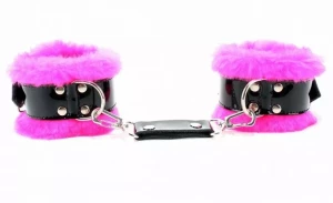 Розовые меховые оковы с ремешками из лакированной кожи