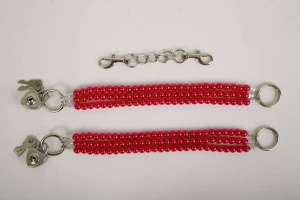 Красные оковы на ноги из бус