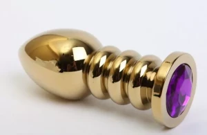 Золотистая фигурная анальная пробка с фиолетовым стразом - 10,3 см.