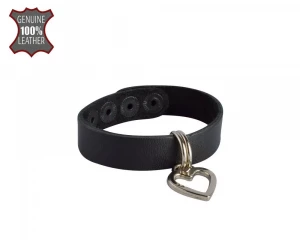 Черный браслет из кожи с сердечком-подвеской
