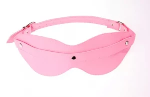 Розовая маска на глаза с клёпками