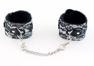 Серебристые кружевные поножи