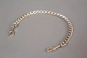 Металлическая цепь с карабинами по обе стороны