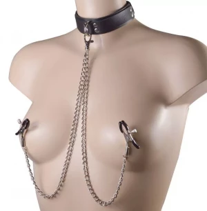 Черный ошейник с металлическими зажимами на соски и поводком