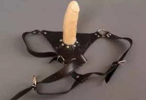 Женский страпон с виниловой насадкой телесного цвета - 16 см.